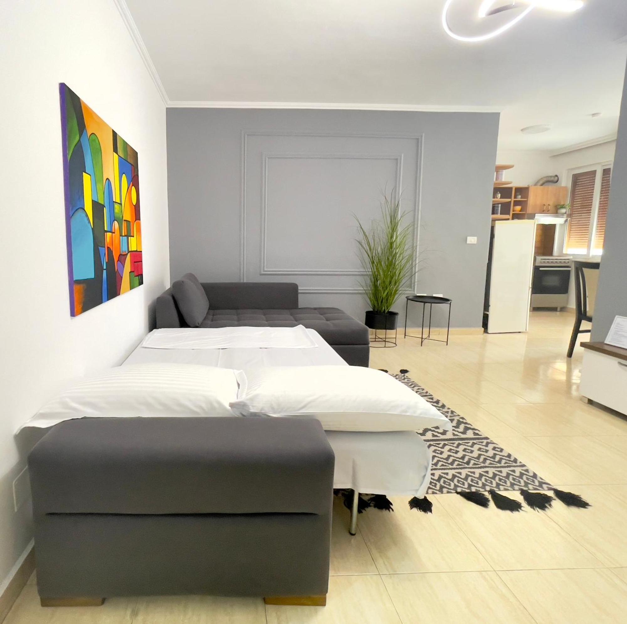 Maris Apartment Tirana Esterno foto